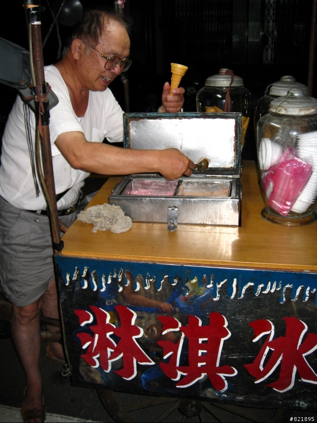 竹東最老牌最好吃的冰淇淋車,可惜今年中秋要退休了
