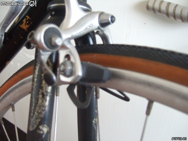 各位大大,麻煩幫小弟件別這兩輛shimano 600跑車