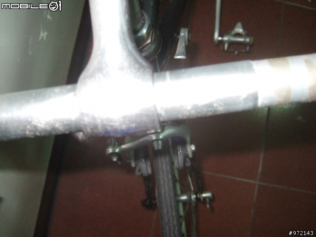 各位大大,麻煩幫小弟件別這兩輛shimano 600跑車