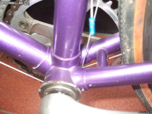 各位大大,麻煩幫小弟件別這兩輛shimano 600跑車
