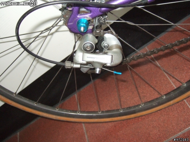 各位大大,麻煩幫小弟件別這兩輛shimano 600跑車