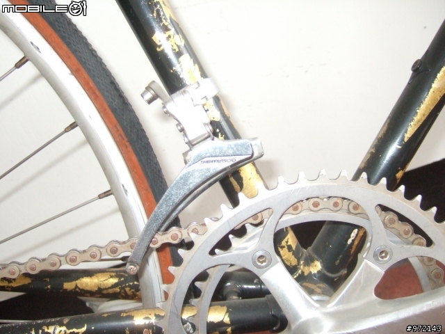 各位大大,麻煩幫小弟件別這兩輛shimano 600跑車