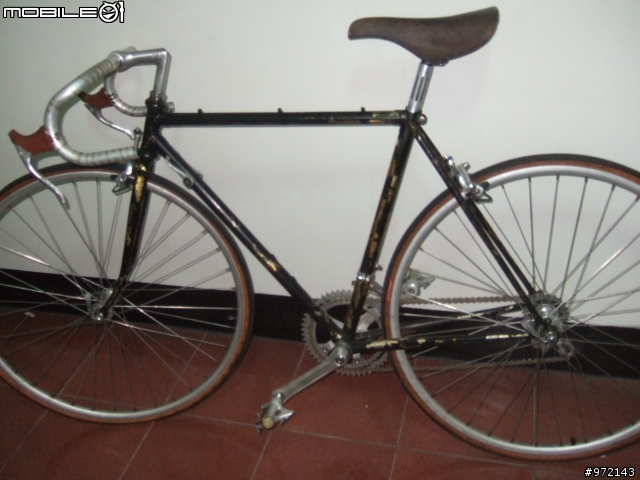 各位大大,麻煩幫小弟件別這兩輛shimano 600跑車