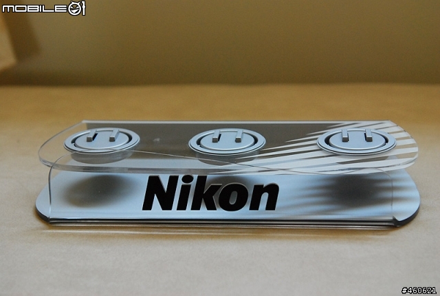 不專業的小配件分享~NIKON 壓克力鏡頭架