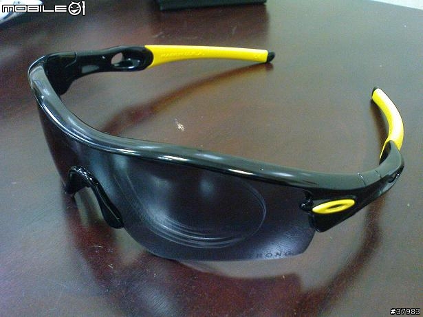 近視族又想要好好發揮敗家功力的好選擇~~壯哥首選..Oakley Livestrong(8/25新增使用心得)