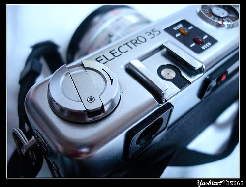 首台RF相機(半機械)=>Yashica Electro GSN