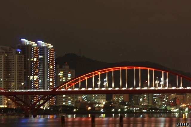 拍夜景 上腳架 長時間曝光 需要關IS嗎?( 答案出來了 )