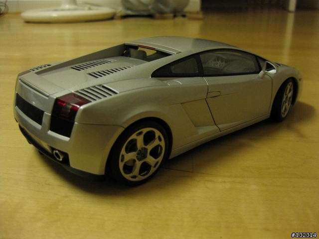 當銀蛙 997S 碰上銀牛 Gallardo..............無聊開箱文
