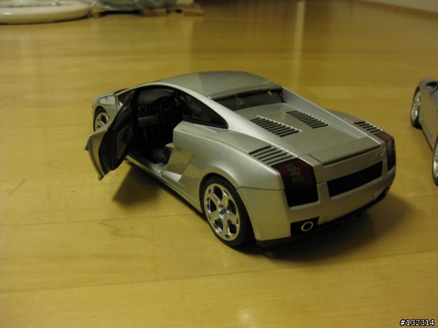 當銀蛙 997S 碰上銀牛 Gallardo..............無聊開箱文