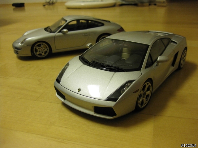 當銀蛙 997S 碰上銀牛 Gallardo..............無聊開箱文