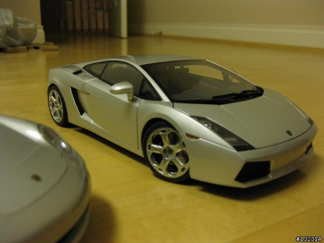 當銀蛙 997S 碰上銀牛 Gallardo..............無聊開箱文
