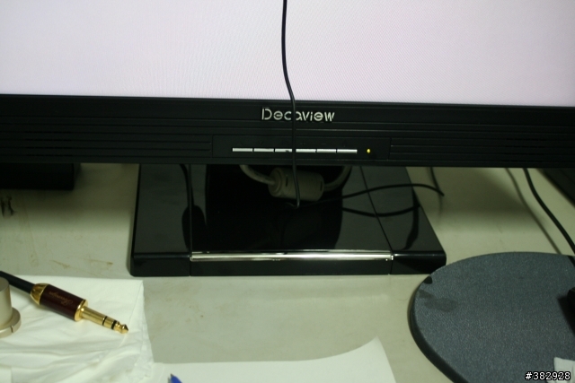 低價的4:3 IPS螢幕非專業測試:Decaview YV2000。