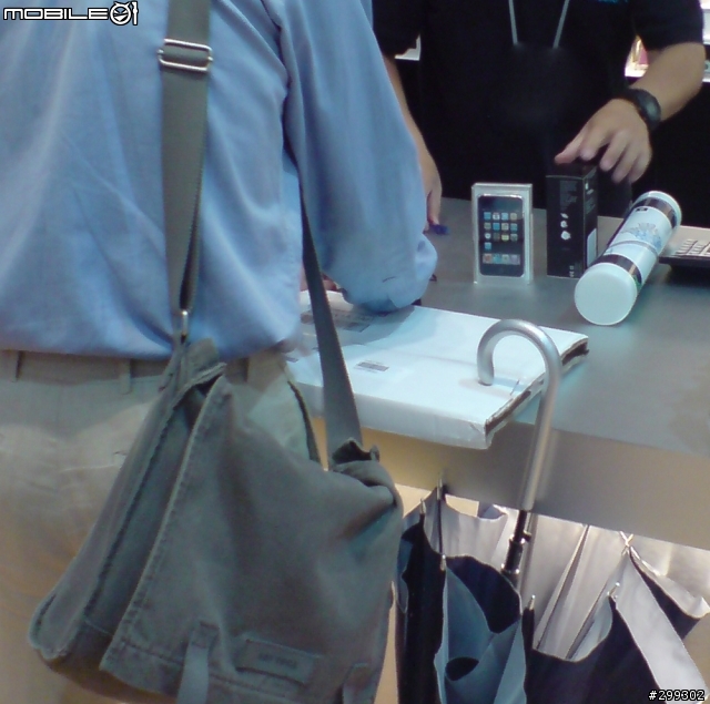 不信邪親自到信義區的APR查看iPod Touch~偷拍文請店家大人別生氣