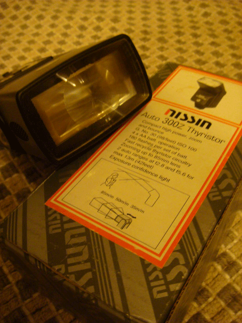 "請教高人" 請問這隻閃光燈可以裝在D50上嗎?