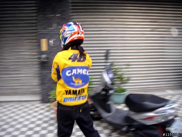 {分享}更正 為了女王 撿到便宜啦 套裝分享 ARAI RR4 海燈hayden-gp +SPEED-R手套 等人身部品裝備囉~!!!!