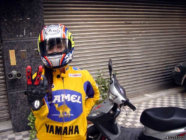 {分享}更正 為了女王 撿到便宜啦 套裝分享 ARAI RR4 海燈hayden-gp +SPEED-R手套 等人身部品裝備囉~!!!!