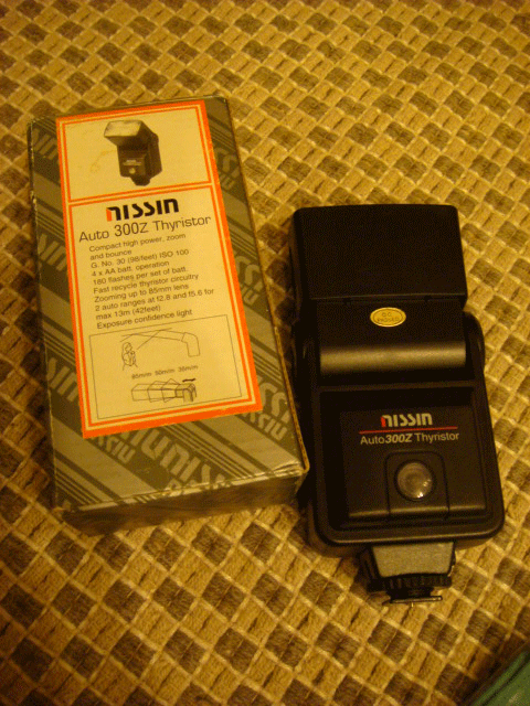 "請教高人" 請問這隻閃光燈可以裝在D50上嗎?