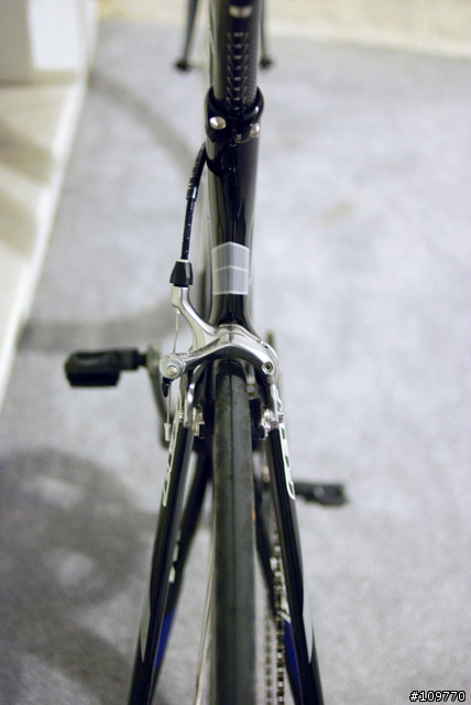 一台組了很久的車 FELT F5 (新增 FIZIK把帶 龍頭 燈 蟲包 貓眼v2c GIRO R085)