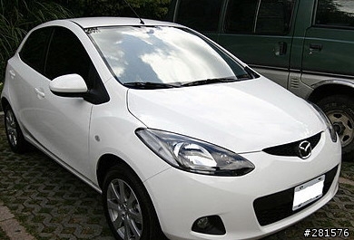 我家女王的愛車-mazda2 小白two牽車