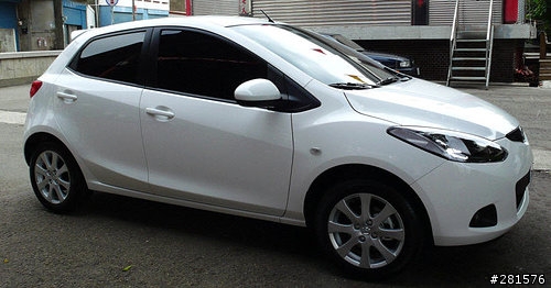 我家女王的愛車-mazda2 小白two牽車