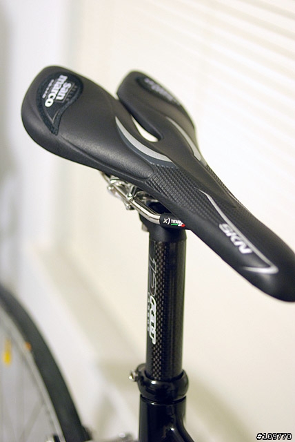 一台組了很久的車 FELT F5 (新增 FIZIK把帶 龍頭 燈 蟲包 貓眼v2c GIRO R085)