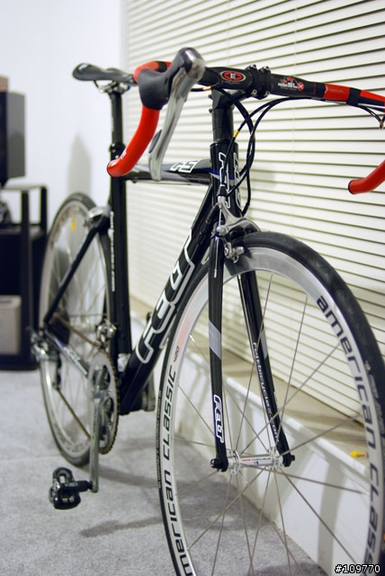一台組了很久的車 FELT F5 (新增 FIZIK把帶 龍頭 燈 蟲包 貓眼v2c GIRO R085)