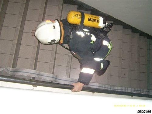 其實,消防人員身上所揹的不是「氧氣瓶」而是「空氣瓶」