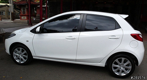 我家女王的愛車-mazda2 小白two牽車