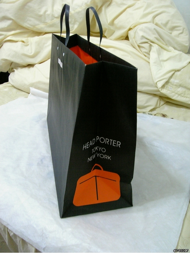 想買HEAD PORTER 又怕買到~~大學背了沒~~的假貨包的人看過來 讓您不怕會撞包喔