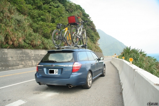 Legacy 2.0R Station Wagon with Thule Free Rider