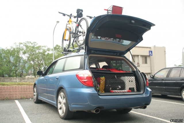 Legacy 2.0R Station Wagon with Thule Free Rider