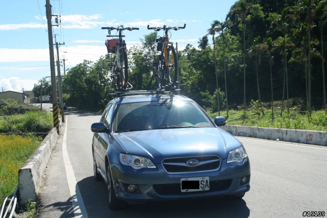 Legacy 2.0R Station Wagon with Thule Free Rider