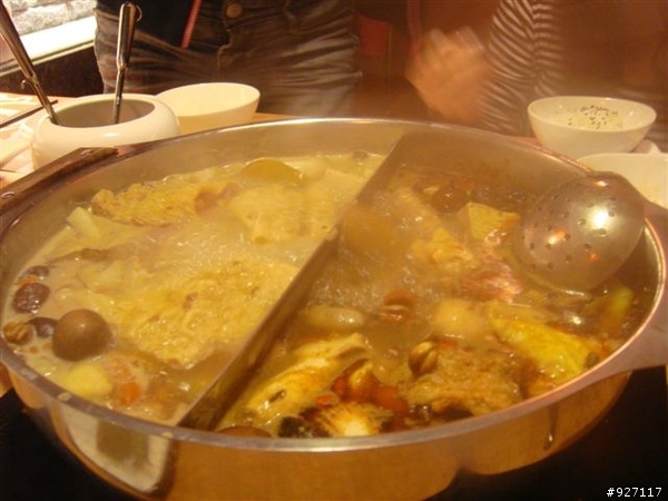吃到飽蒙古火鍋。小蒙牛頂級麻辣養生鍋