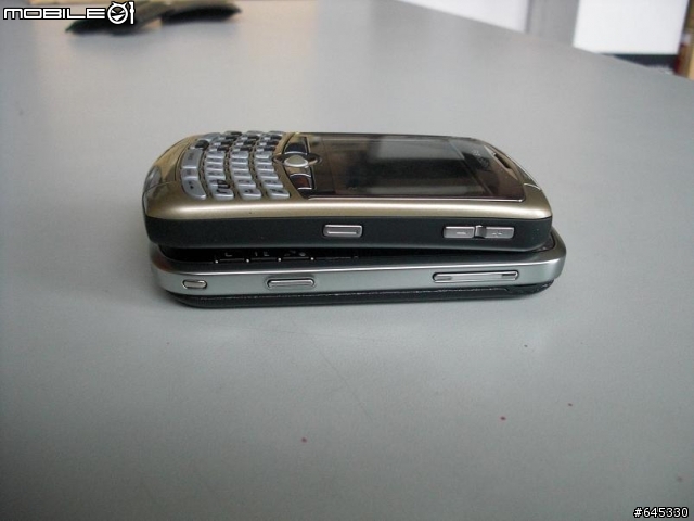 黑莓 Curve-8320 vs Bold-9000