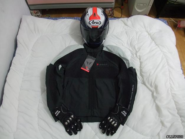 (分享)Dainese Zentex+Wave G2& Arai RR5 Pedrosa &老貓鈦手套開箱