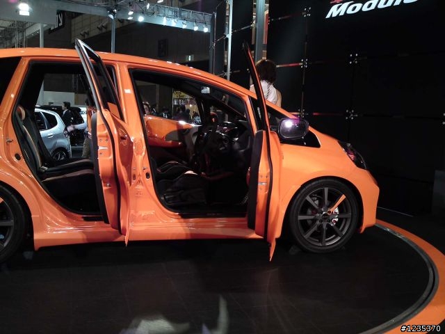 2009東京改裝車展--日本氣質美妹show girl 與 Honda Fit