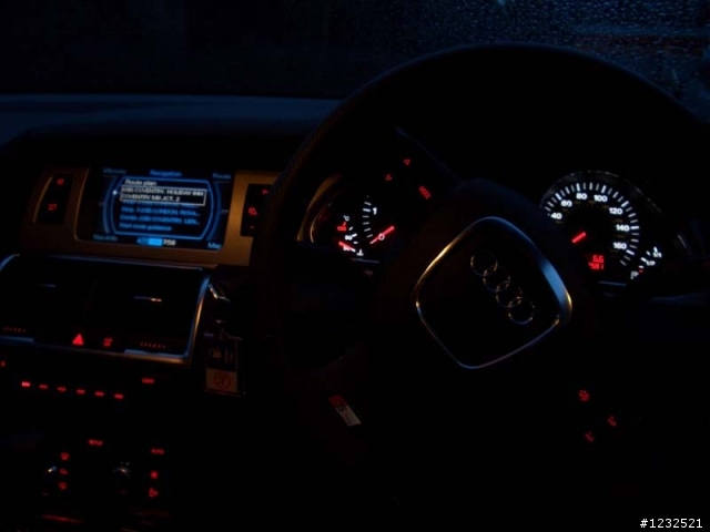 AUDI Q7 3.0TDI英倫狂奔 加補幾張R8照片