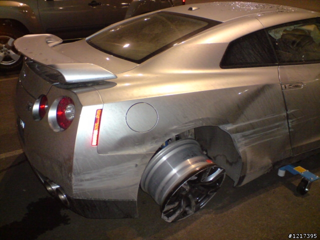 來看看哪個敗家不會開車把GTR撞爛