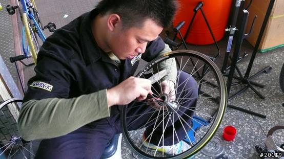 「高雄分享」-為整天勞累的愛車做一下spa保養吧!