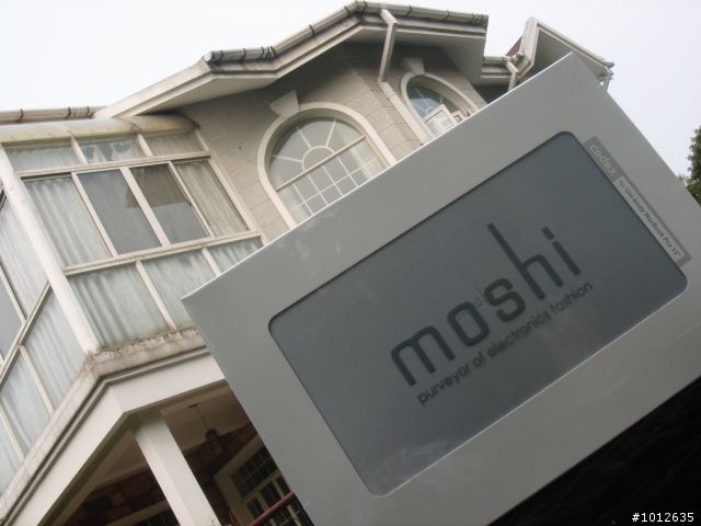 【分享】來了~來了!新版MOSHI CODEX(15 吋/銀)~~戶外開箱文!!圖超多喔~~