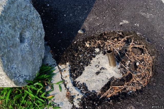 花蓮海邊腳踏車道的隱形殺手...被破壞的水泥樁管..