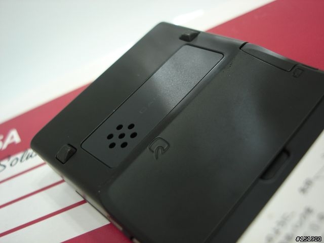 「P-05A」--9.8mm極薄不鏽鋼prosolid商務手機 by Panasonic