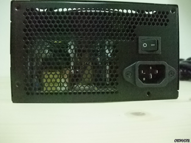 請益:今天買了OCZ 模組化 400W 回家看覺得怪怪的( 附圖片 ) 拜託大家幫我看一下