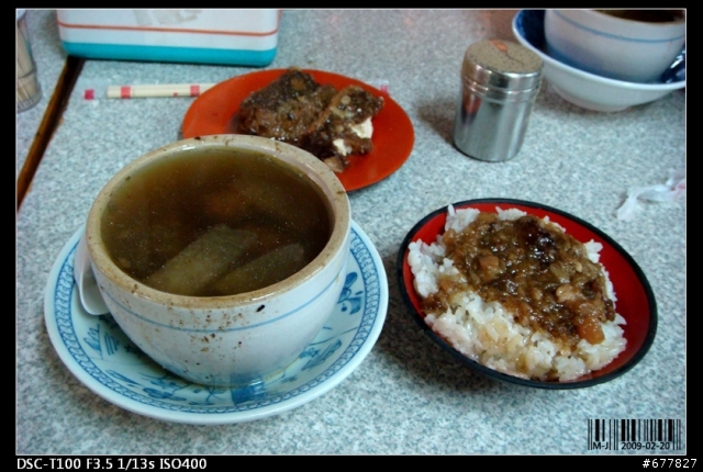 高雄 新興市場內--滷肉飯+排骨酥湯