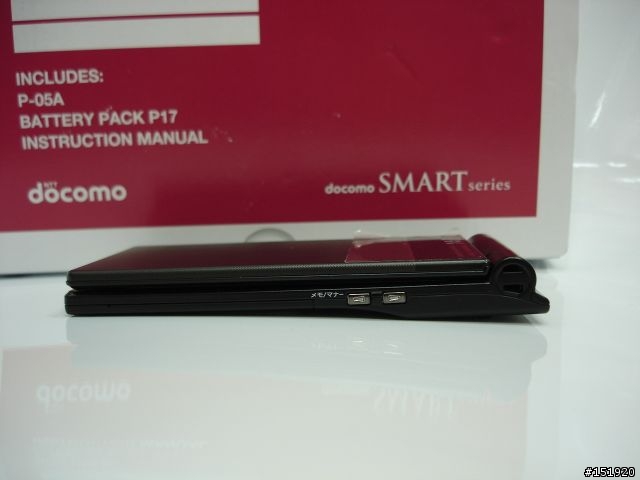 「P-05A」--9.8mm極薄不鏽鋼prosolid商務手機 by Panasonic