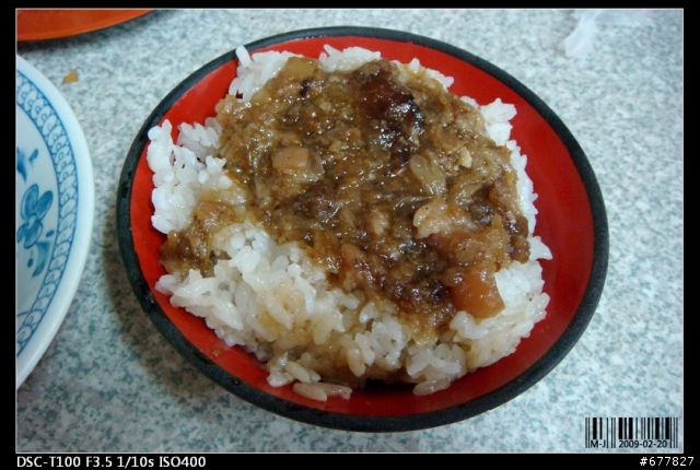 高雄 新興市場內--滷肉飯+排骨酥湯