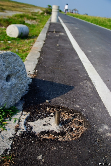 花蓮海邊腳踏車道的隱形殺手...被破壞的水泥樁管..