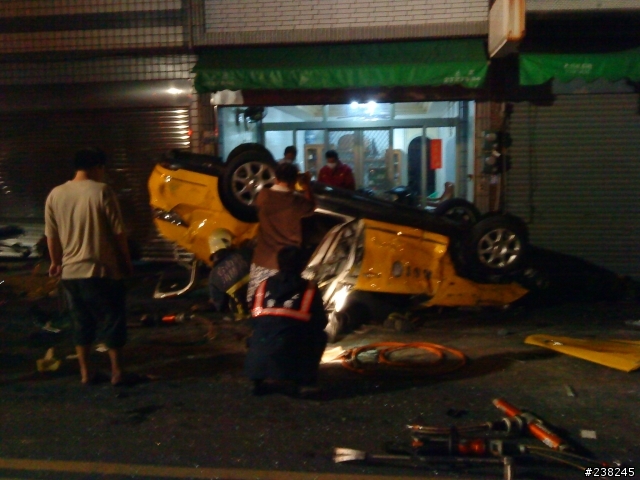 喝酒千萬別開車~要不死你自己就好~別害別人~
