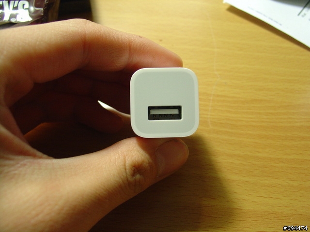 iPod Touch充電器還是有分的....