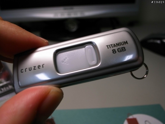 金屬質感上身【sandisk ultra cruzer Titanium 8G 】開箱